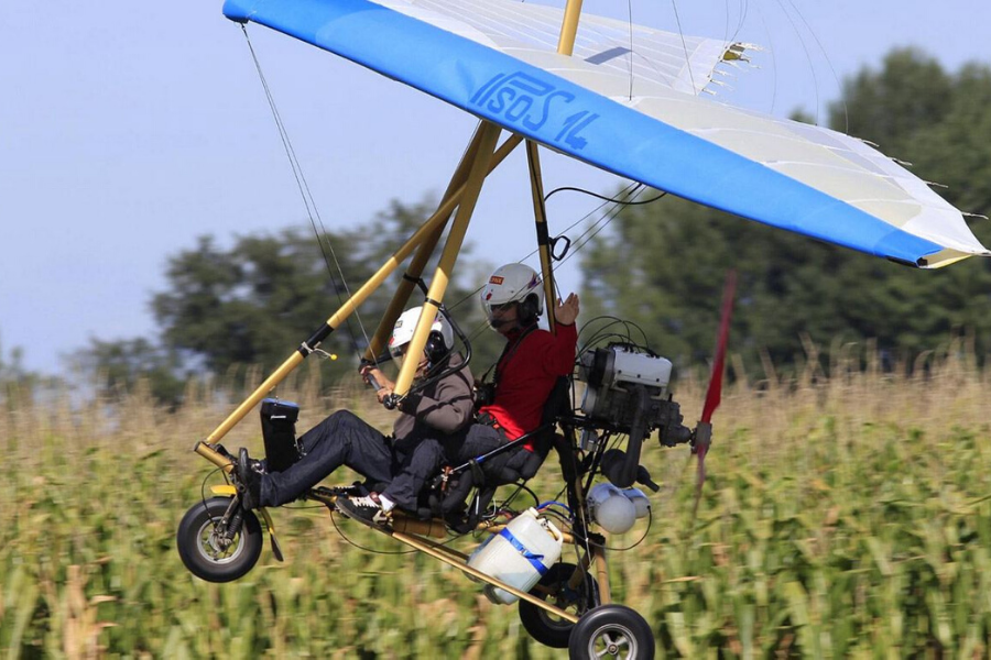 © Air-ULM - Of all light and ultralight aircraft, the weight-shift microlight has the simplest control system: the pilot acts directly on the wing by moving the control bar.
