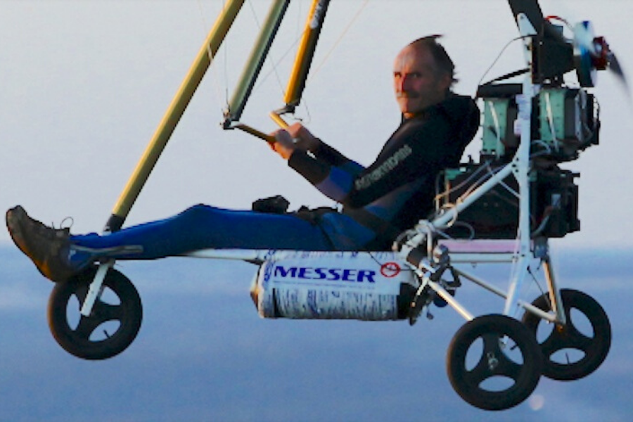 Gérard Thévenot crossed the Channel in August 2009 in an electric weight-shift microlight powered by a hydrogen fuel cell.
