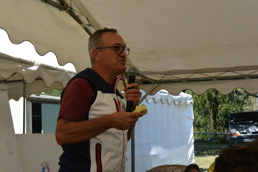 Noël Mazaudier, head of the Sports Committee, at the microphone