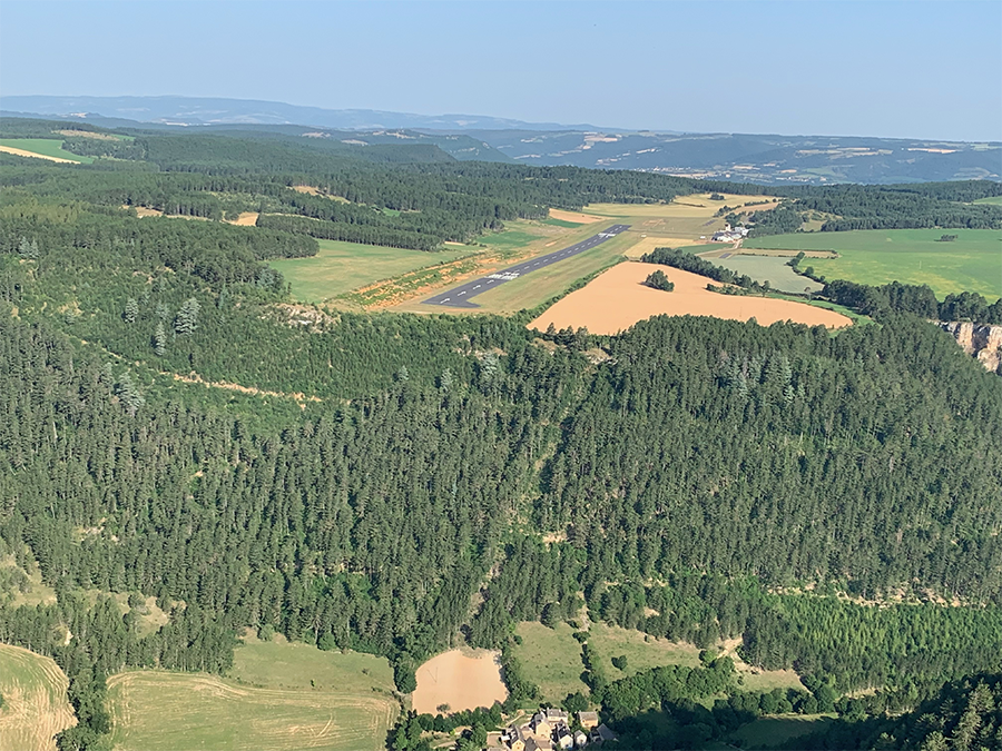 Le terrain de Mende, dernier plan de la Grande Vadrouille
